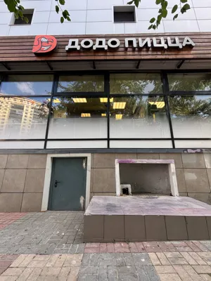 Объёмные световые буквы «Додо Пицца» с логотипом на фасаде здания